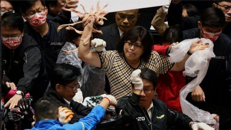 پرتاب دل و روده خوک در مجلس تایوان