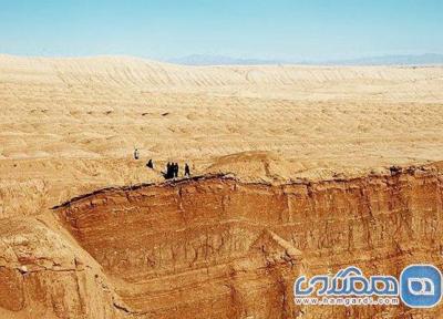 کویر کوه سرخ از جاهای دیدنی سمنان به شمار می رود